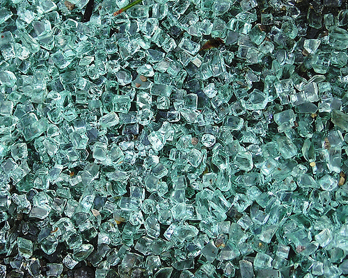 Закалено стъкло се разпада на  малки частици когато се счупи